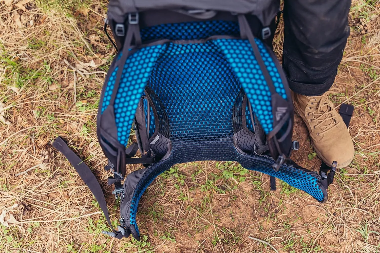 Gregory Focal 48L Unisex Ultralight Backpacking Pack with Freefloat Suspension, Aluminum Frame, Ventilated Backpanel, Medium, Ozone Black