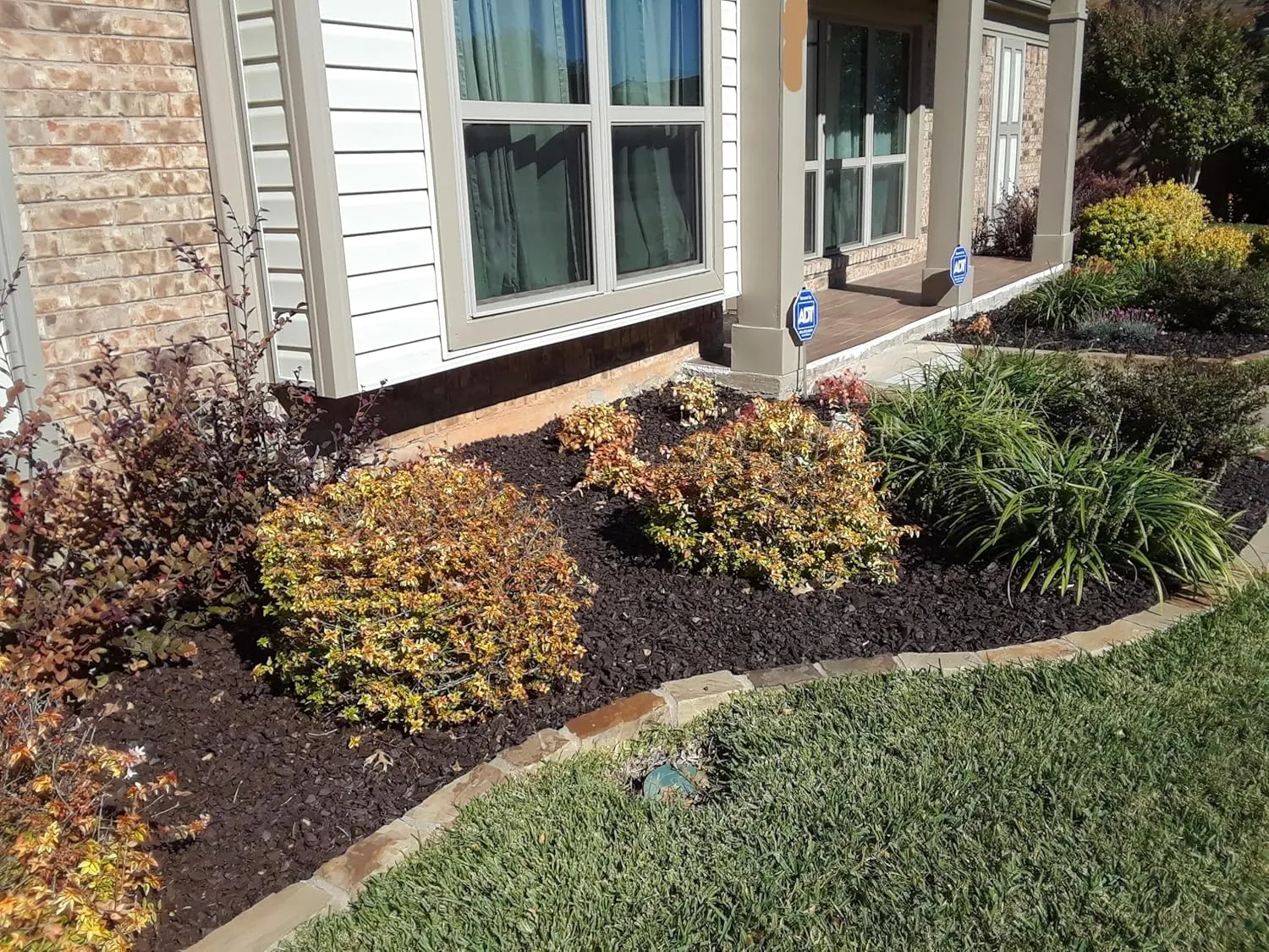 Rubber Mulch for Playgrounds and Landscaping (Brown, 3 Pallets - 150 Bags - 225 Cu Ft - 6,000 lbs)