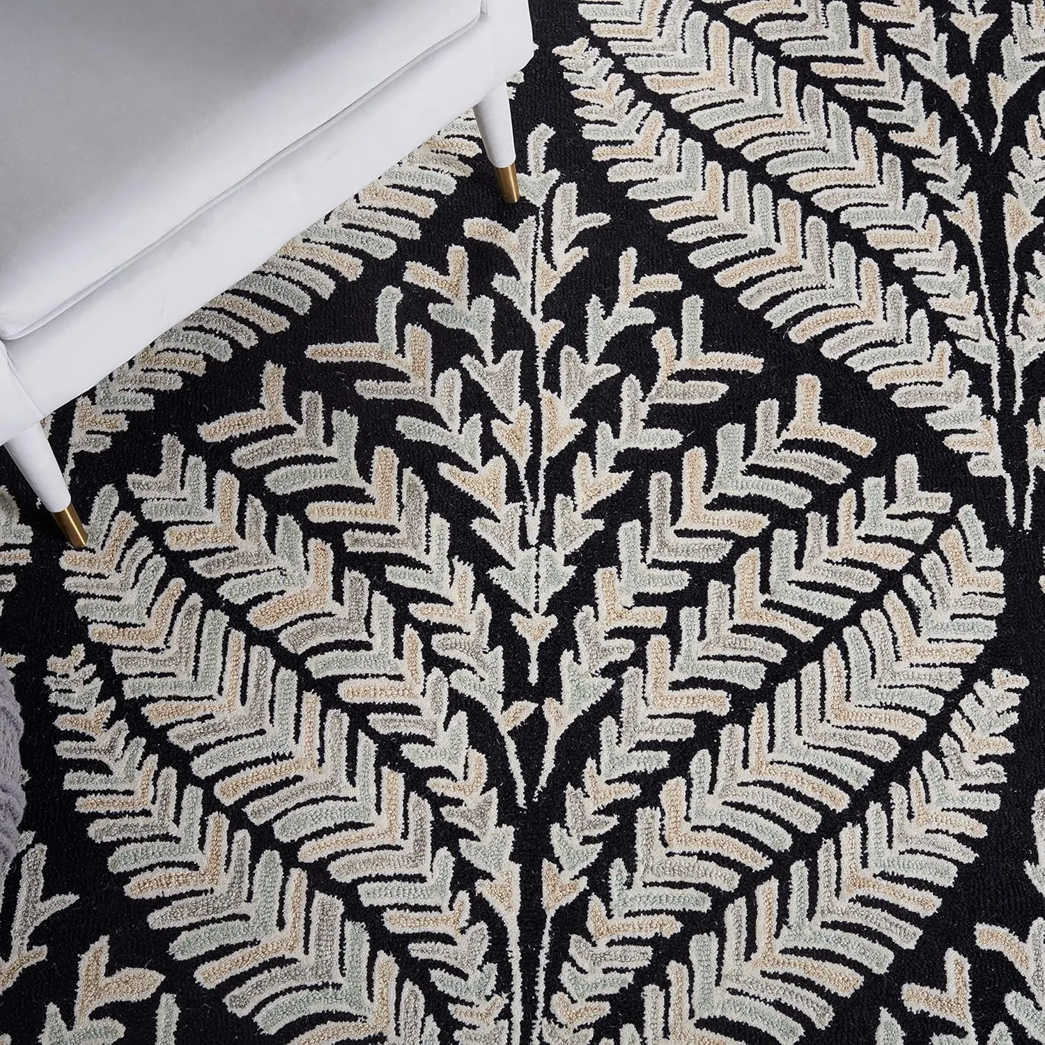 SAFAVIEH Capri Collection Area Rug - 7' Square, Black & Ivory, Handmade Wool, Ideal for High Traffic Areas in Living Room, Bedroom (CPR208Z)