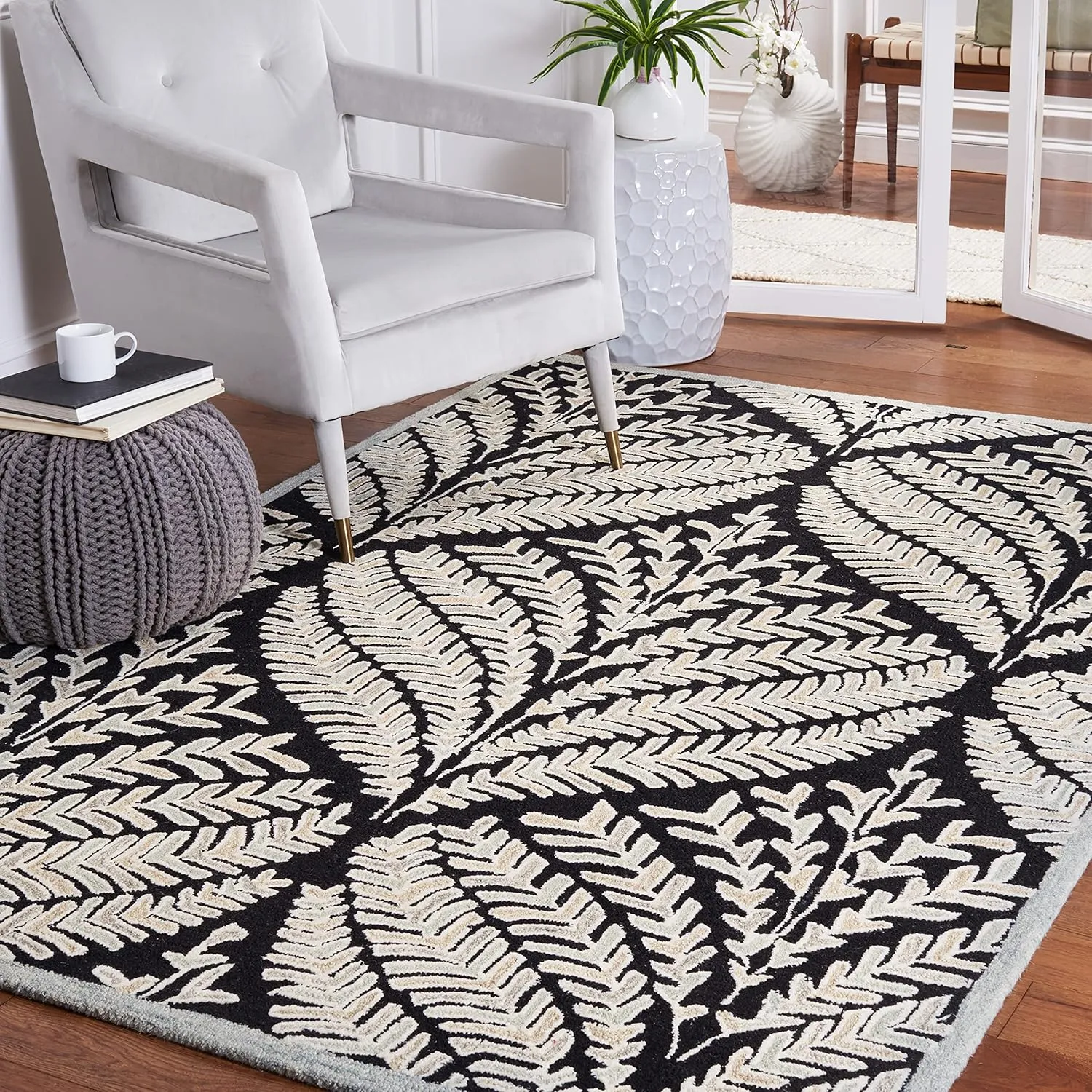 SAFAVIEH Capri Collection Area Rug - 7' Square, Black & Ivory, Handmade Wool, Ideal for High Traffic Areas in Living Room, Bedroom (CPR208Z)