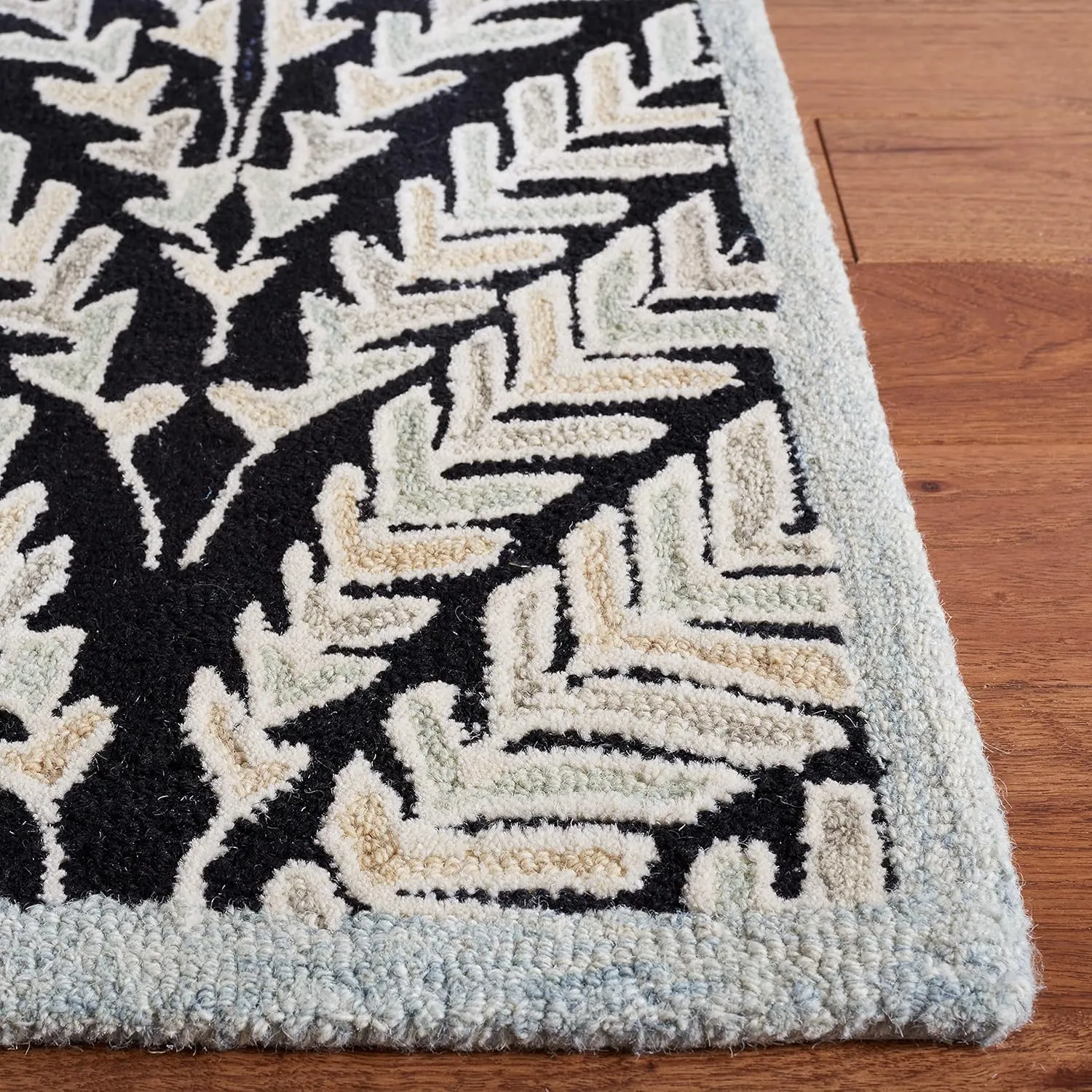 SAFAVIEH Capri Collection Area Rug - 7' Square, Black & Ivory, Handmade Wool, Ideal for High Traffic Areas in Living Room, Bedroom (CPR208Z)