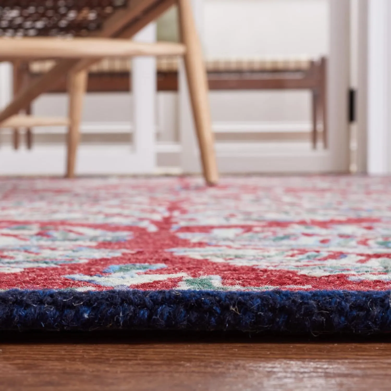 SAFAVIEH Capri Collection Area Rug - 9' x 12', Red & Green, Handmade Wool, Ideal for High Traffic Areas in Living Room, Bedroom (CPR208Q)