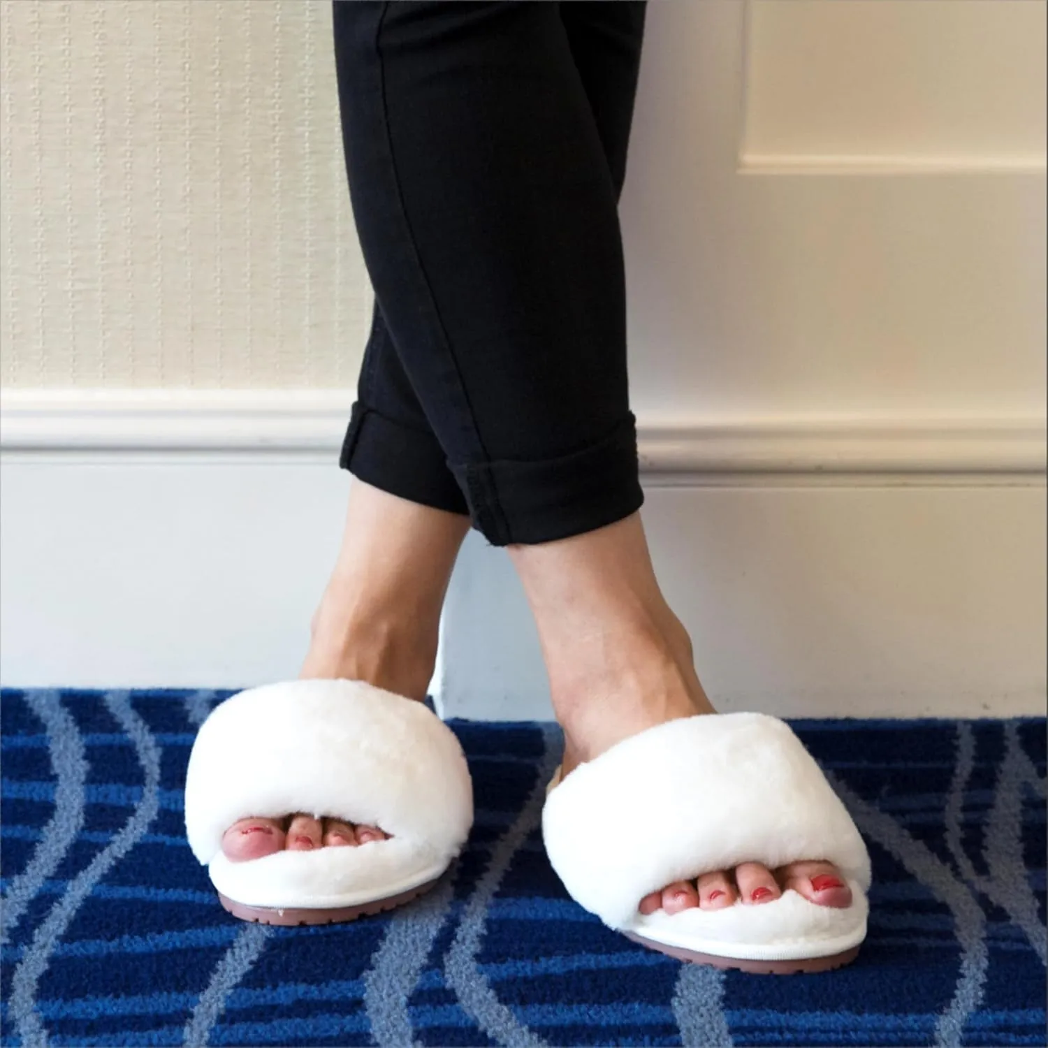 Women's Fuzzy Fluffy Furry Fur Slippers Flip Flop Open Toe Cozy House Memory Foam Sandals Slides Soft Flat Comfy Anti-Slip Spa Indoor Outdoor Slip on
